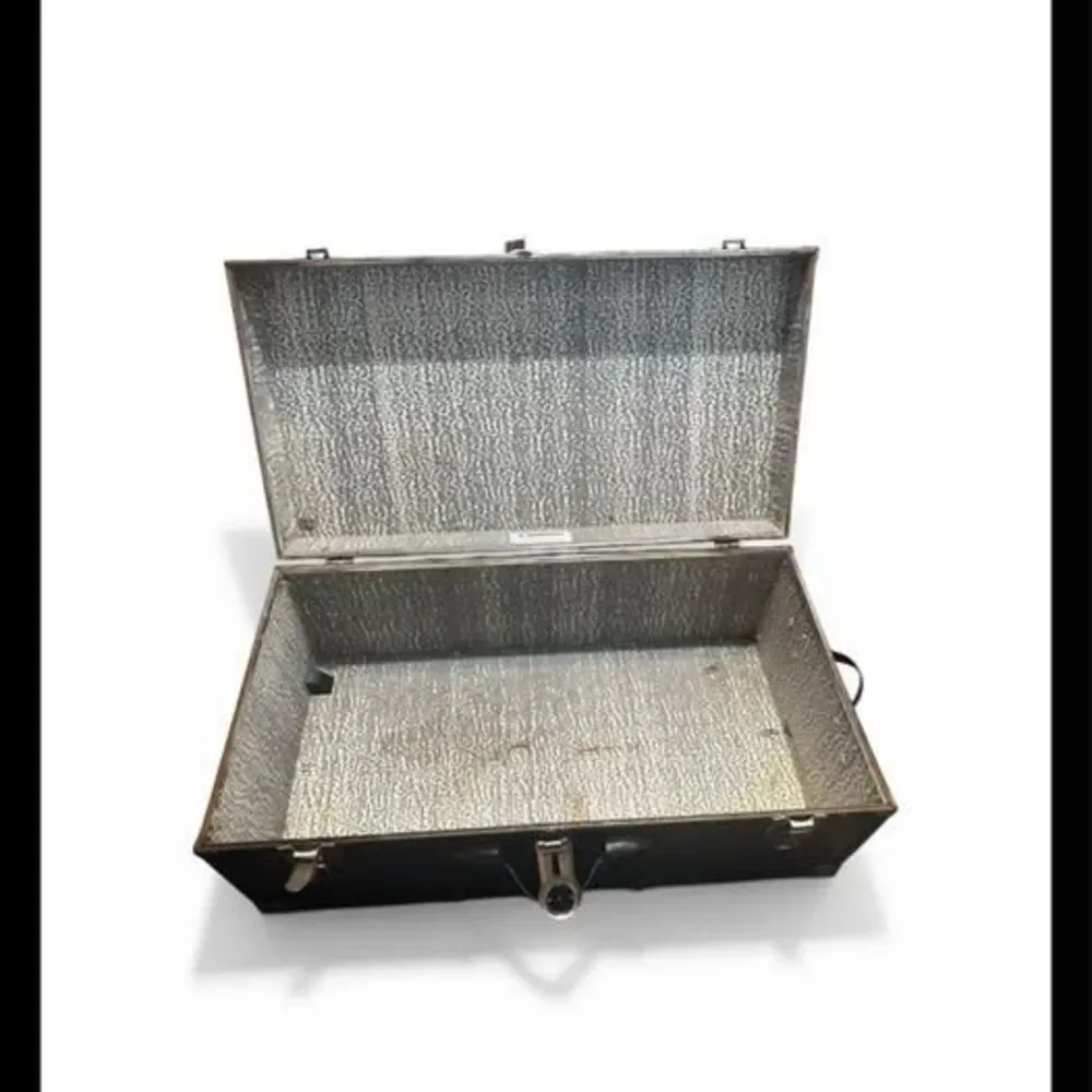 un baúl de almacenamiento o steamer trunk de estilo vintage,
